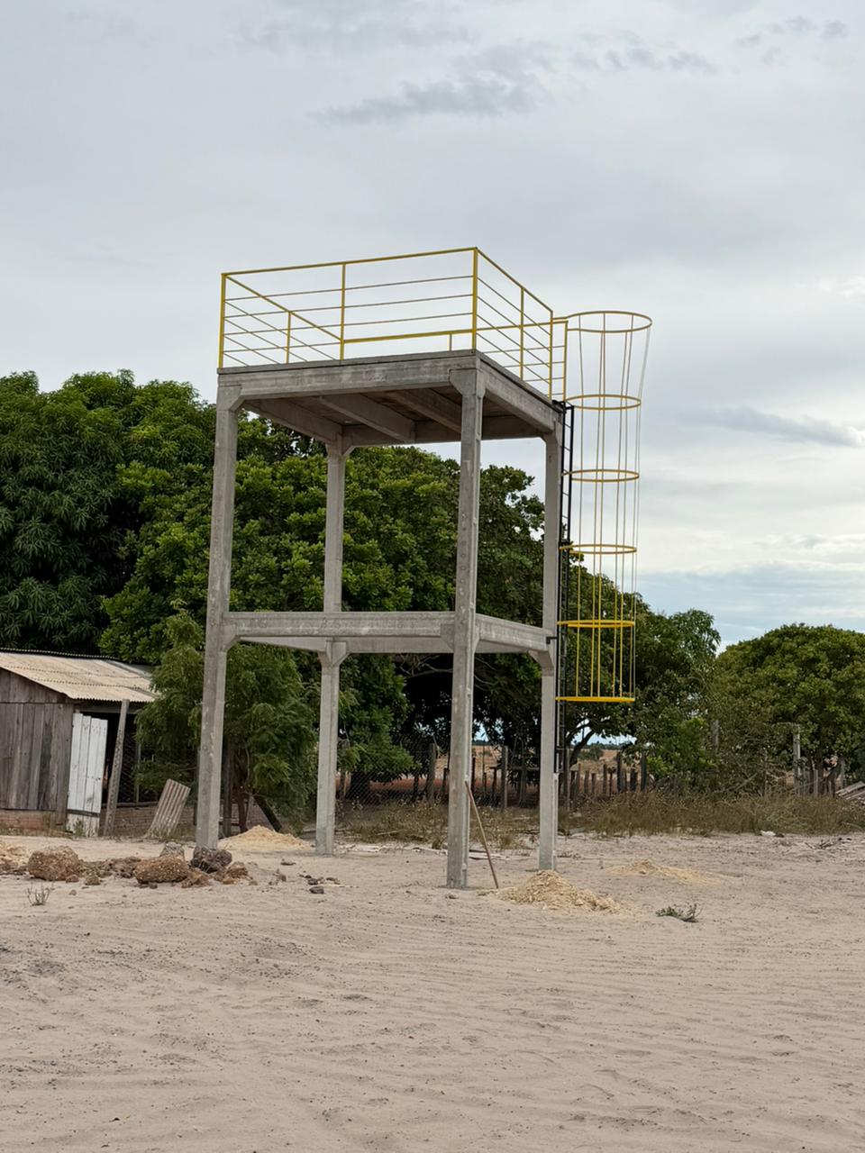 Base para caixa d'água com escada