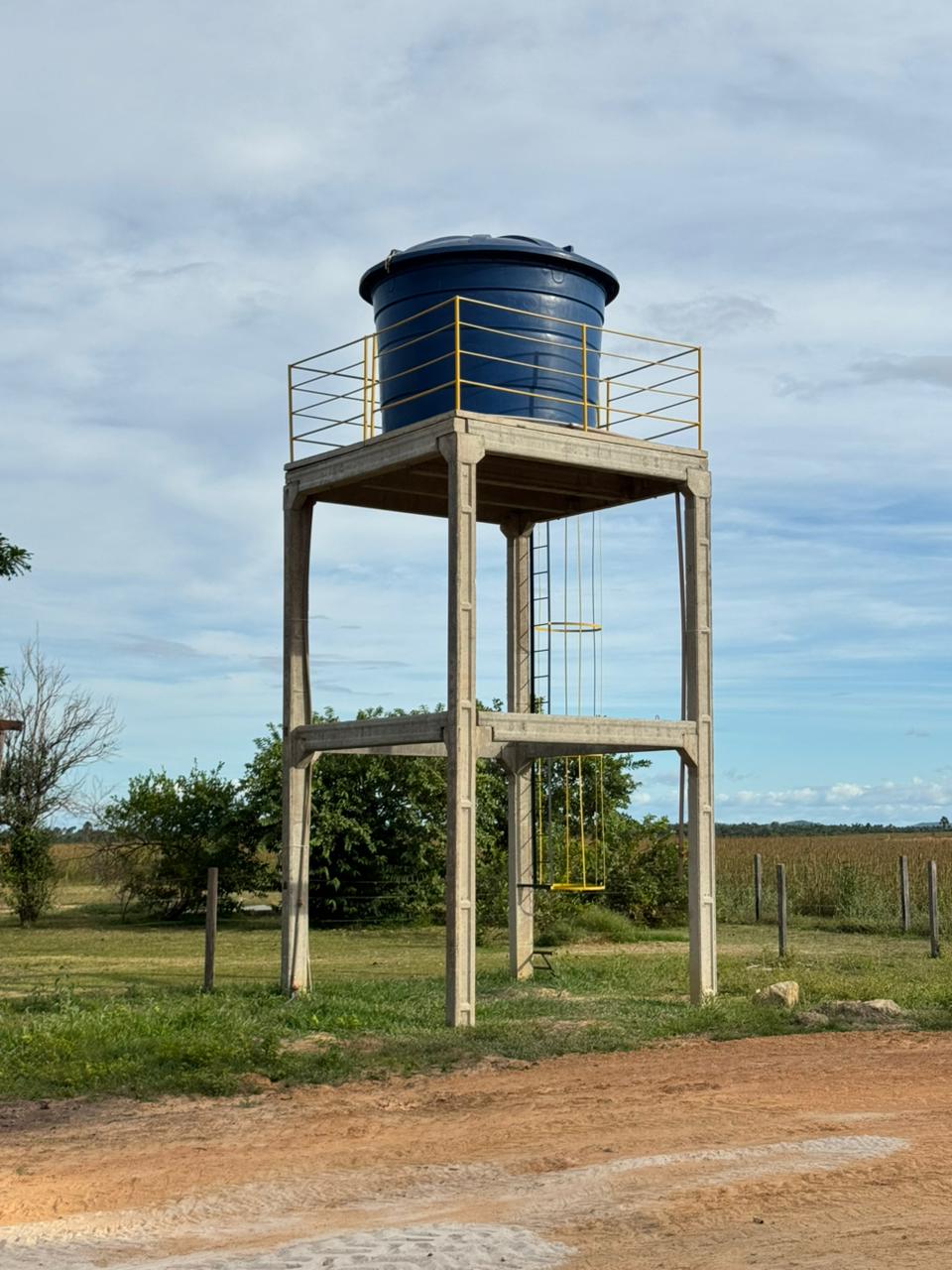 Base para caixa d'água com reservatório azul