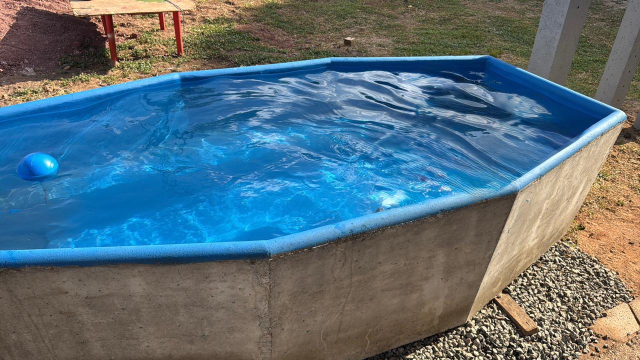 Cocho bebedouro octogonal com água